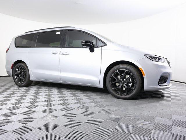 2024 Chrysler Pacifica PACIFICA TOURING L