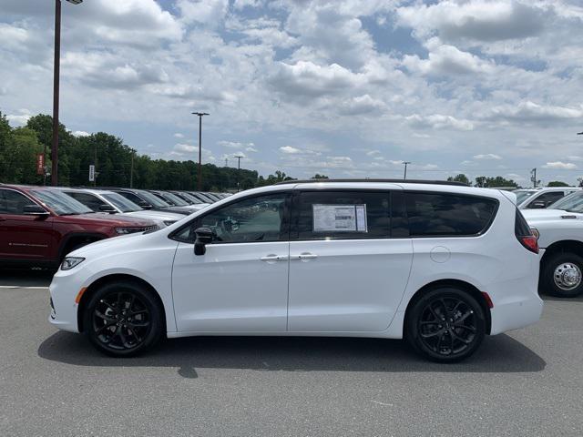 2024 Chrysler Pacifica PACIFICA TOURING L