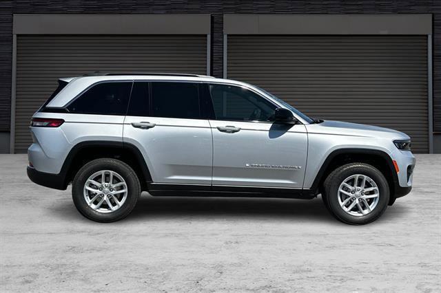 2024 Jeep Grand Cherokee GRAND CHEROKEE LAREDO X 4X4