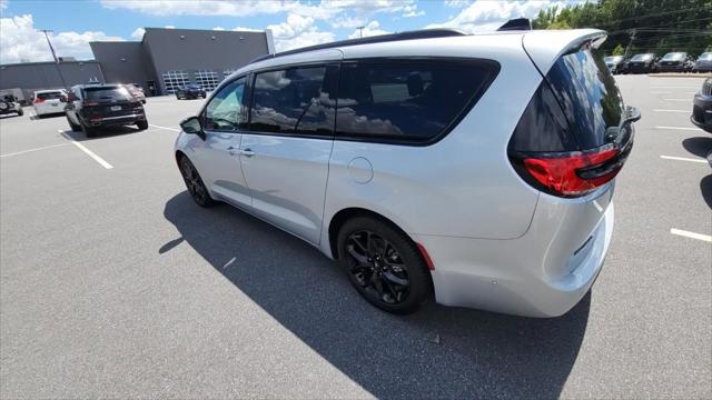 2024 Chrysler Pacifica PACIFICA TOURING L