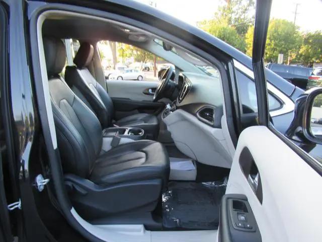 2017 Chrysler Pacifica Touring-L