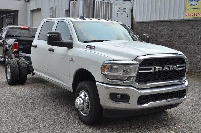 2024 RAM Ram 3500 Chassis Cab RAM 3500 TRADESMAN CREW CAB CHASSIS 4X4 60 CA 2024 RAM Ram 3500 Chassis Cab RAM 3500 TRADESMAN CREW CAB CHASSIS 4X4 60 CA