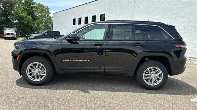 2024 Jeep Grand Cherokee GRAND CHEROKEE LAREDO X 4X4