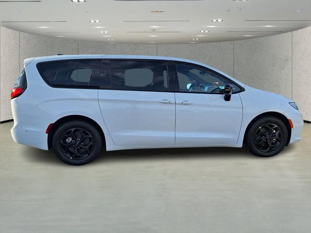 2024 Chrysler Pacifica Hybrid PACIFICA PLUG-IN HYBRID S APPEARANCE