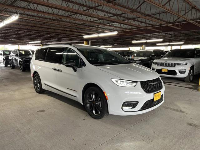 2024 Chrysler Pacifica PACIFICA TOURING L