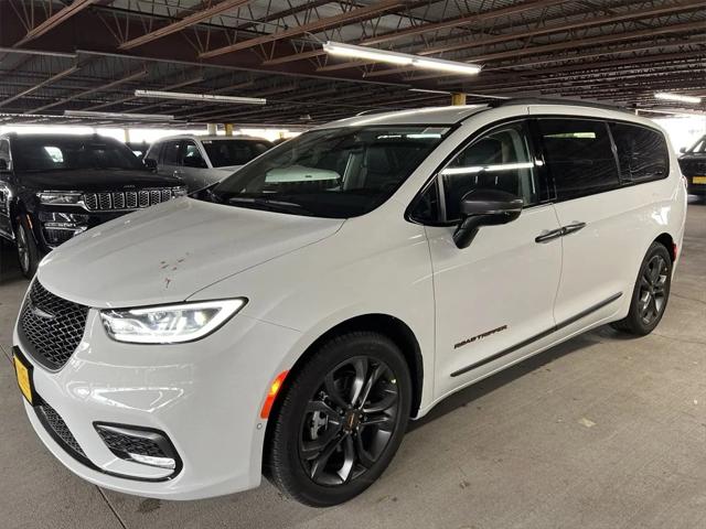 2024 Chrysler Pacifica PACIFICA TOURING L