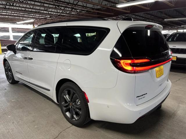 2024 Chrysler Pacifica PACIFICA TOURING L