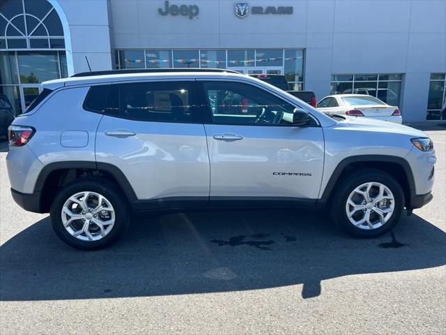 2024 Jeep Compass COMPASS LATITUDE 4X4