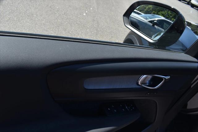 2024 Volvo XC40 B5 Plus Dark Theme