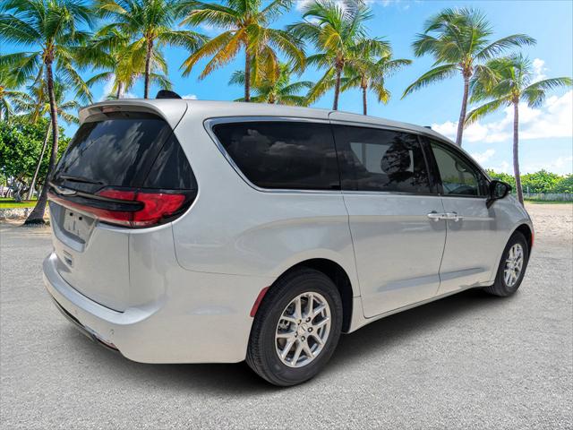 2024 Chrysler Pacifica PACIFICA TOURING L