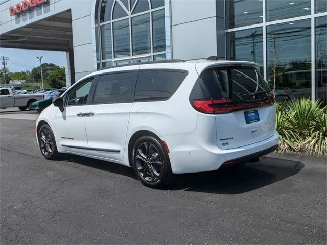 2024 Chrysler Pacifica PACIFICA TOURING L