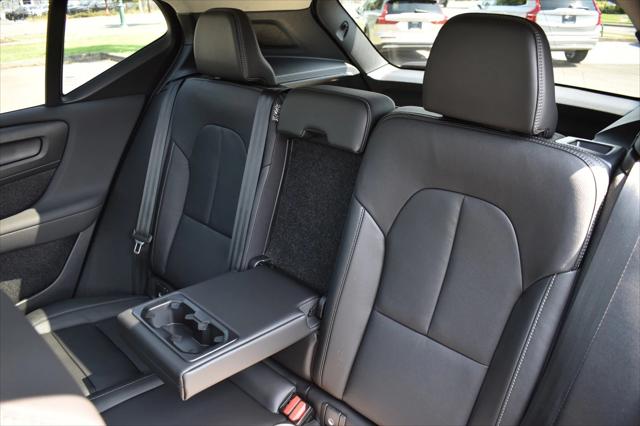 2025 Volvo XC40 Plus Bright Theme
