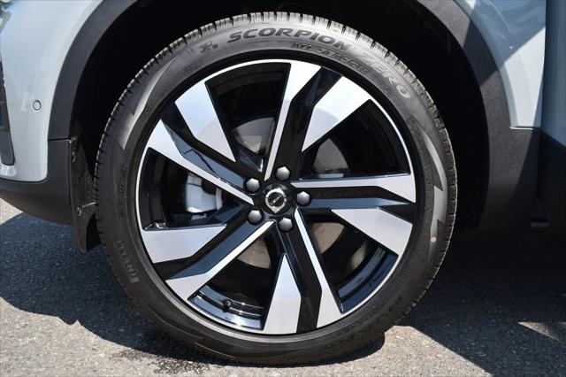 2025 Volvo XC40 Plus Bright Theme