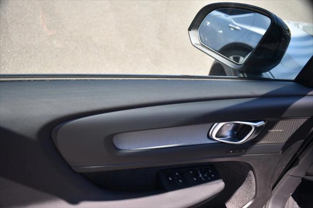 2025 Volvo XC40 Plus Dark Theme
