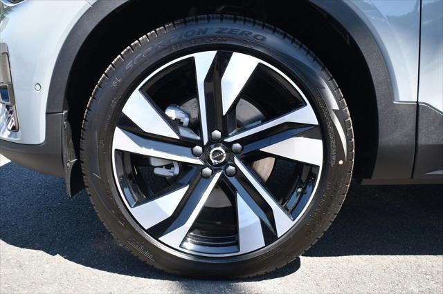 2025 Volvo XC40 Plus Dark Theme