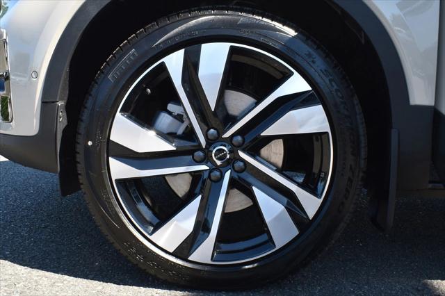 2025 Volvo XC40 Plus Dark Theme