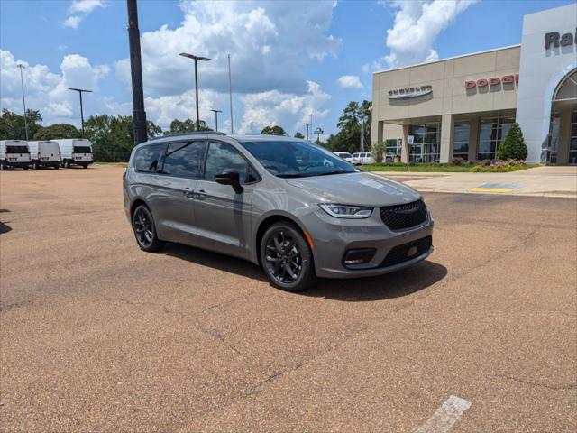 2024 Chrysler Pacifica PACIFICA TOURING L