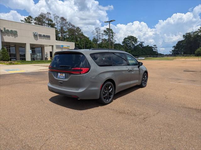 2024 Chrysler Pacifica PACIFICA TOURING L