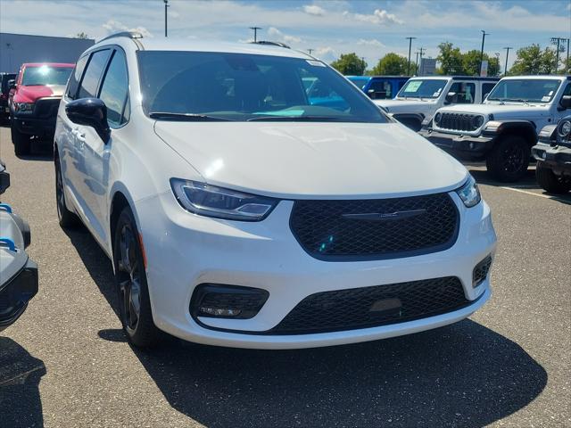 2024 Chrysler Pacifica PACIFICA TOURING L