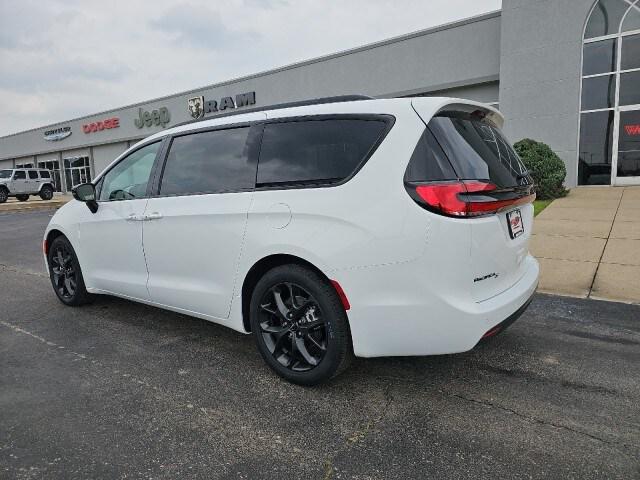 2024 Chrysler Pacifica PACIFICA TOURING L