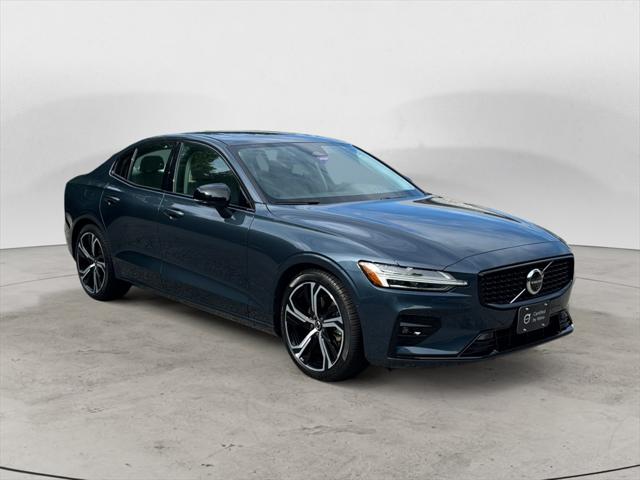 2024 Volvo S60 B5 Plus Dark Theme
