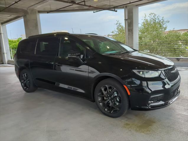 2024 Chrysler Pacifica PACIFICA TOURING L