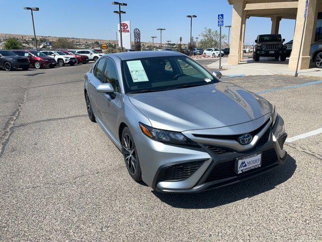 2022 Toyota Camry SE Hybrid