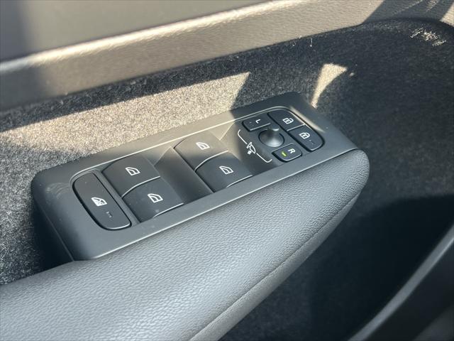 2025 Volvo XC40 Core Bright Theme