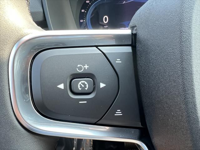 2025 Volvo XC40 Core Bright Theme