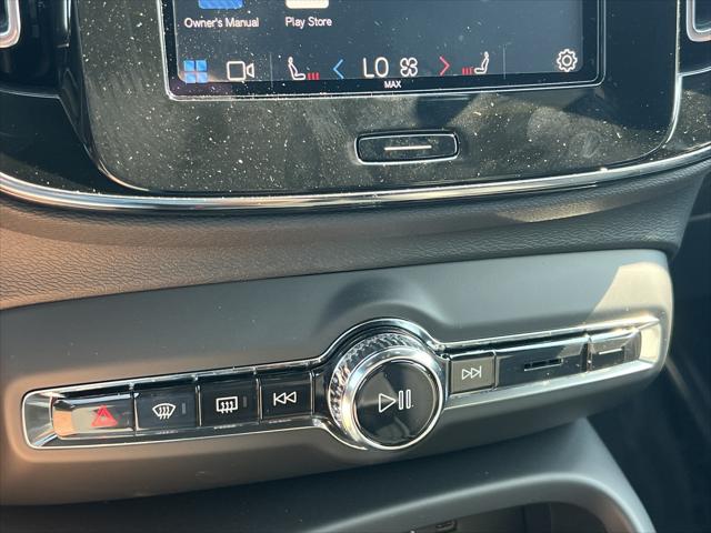 2025 Volvo XC40 Core Bright Theme