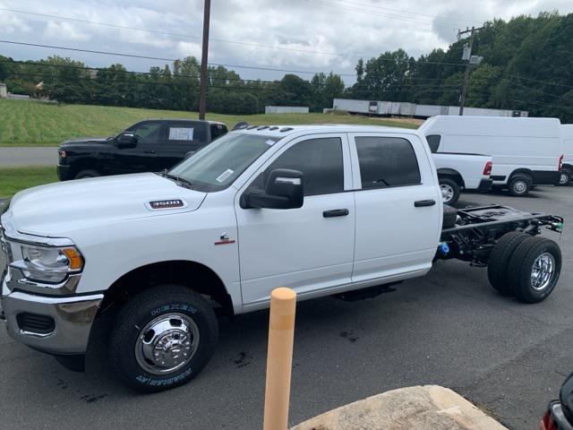 2024 RAM Ram 3500 Chassis Cab RAM 3500 TRADESMAN CREW CAB CHASSIS 4X4 60 CA