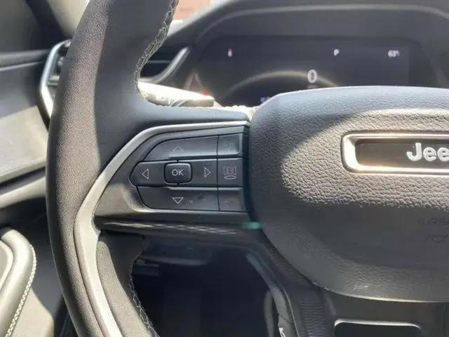 2023 Jeep Grand Cherokee Laredo 4x4