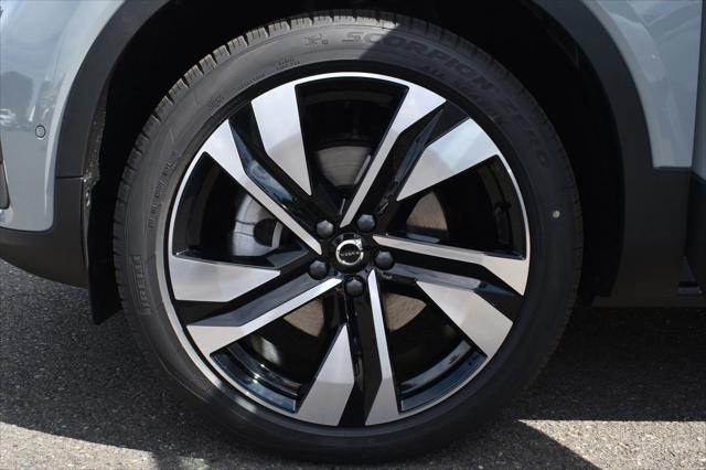 2025 Volvo XC40 Plus Bright Theme