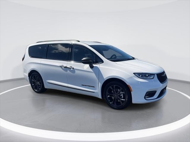 2024 Chrysler Pacifica PACIFICA TOURING L