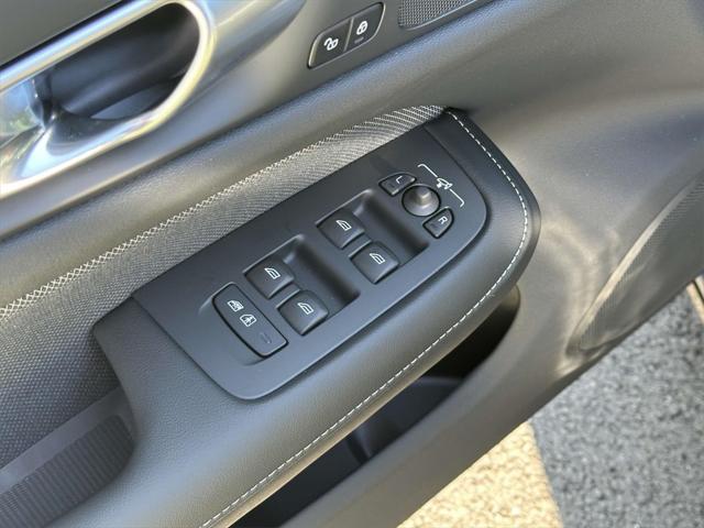 2024 Volvo S60 B5 Plus Black Edition