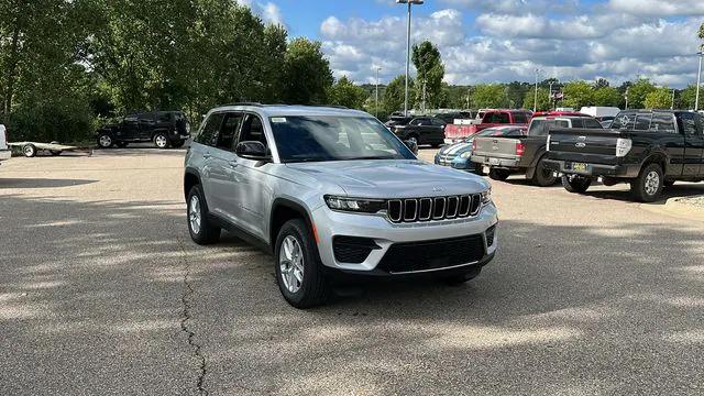 2024 Jeep Grand Cherokee GRAND CHEROKEE LAREDO X 4X4