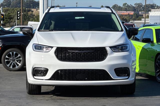 2024 Chrysler Pacifica PACIFICA TOURING L