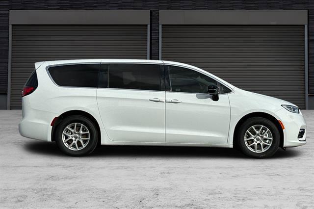 2024 Chrysler Pacifica PACIFICA TOURING L