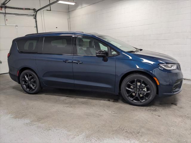 2024 Chrysler Pacifica PACIFICA TOURING L