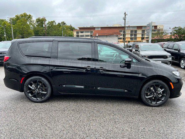 2024 Chrysler Pacifica PACIFICA TOURING L