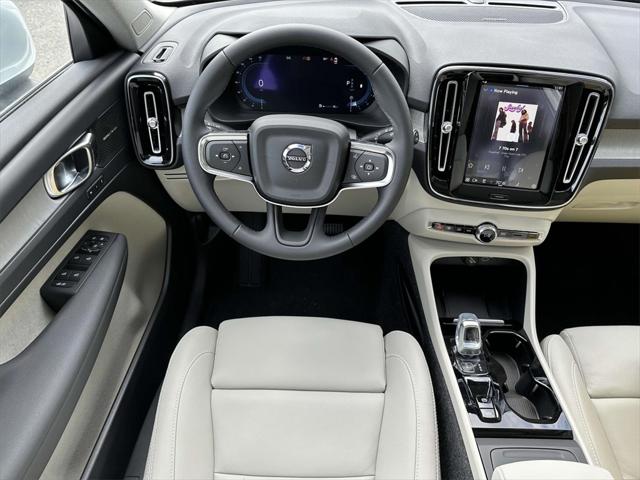 2025 Volvo XC40 B5 Ultra Bright Theme