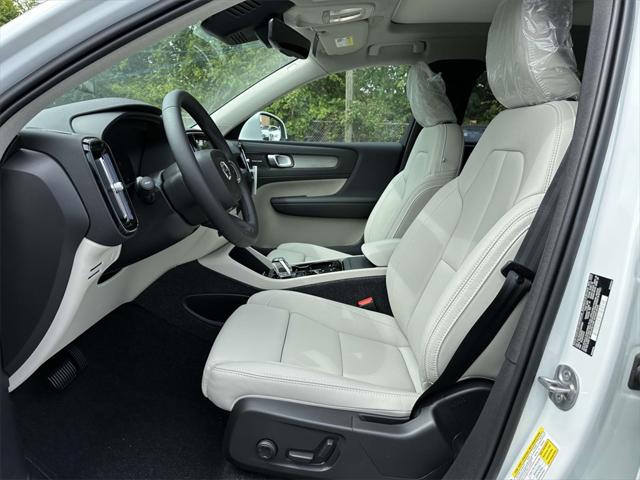 2025 Volvo XC40 B5 Ultra Bright Theme