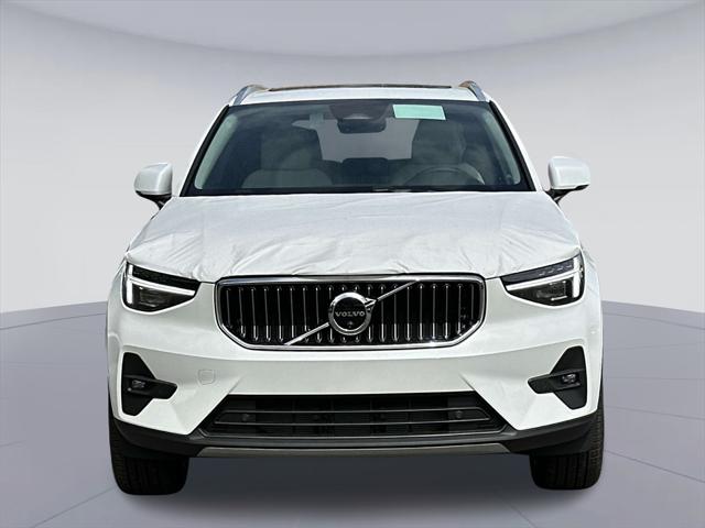 2025 Volvo XC40 B5 Ultra Bright Theme