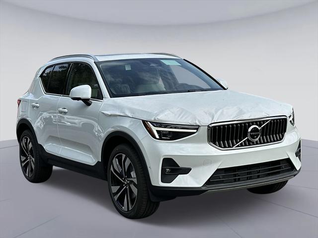 2025 Volvo XC40 B5 Ultra Bright Theme