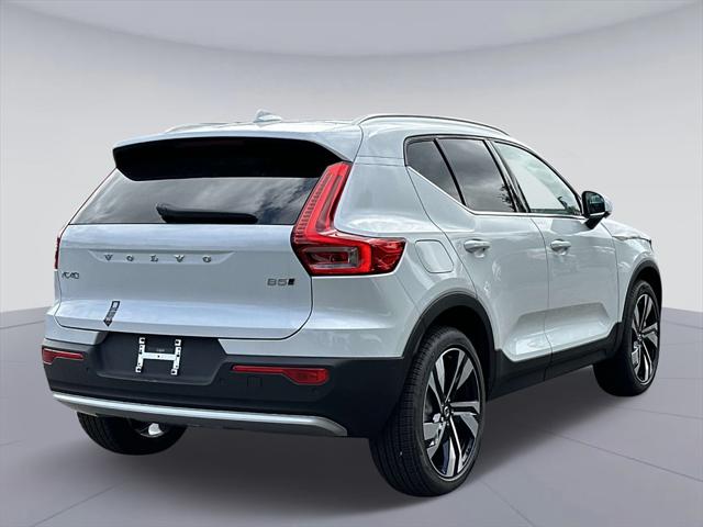 2025 Volvo XC40 B5 Ultra Bright Theme