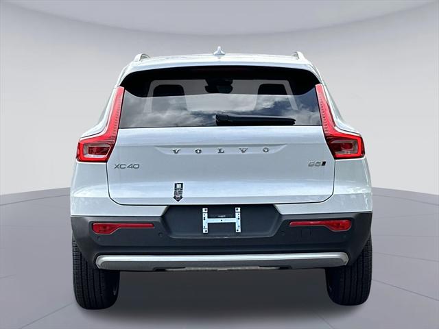 2025 Volvo XC40 B5 Ultra Bright Theme