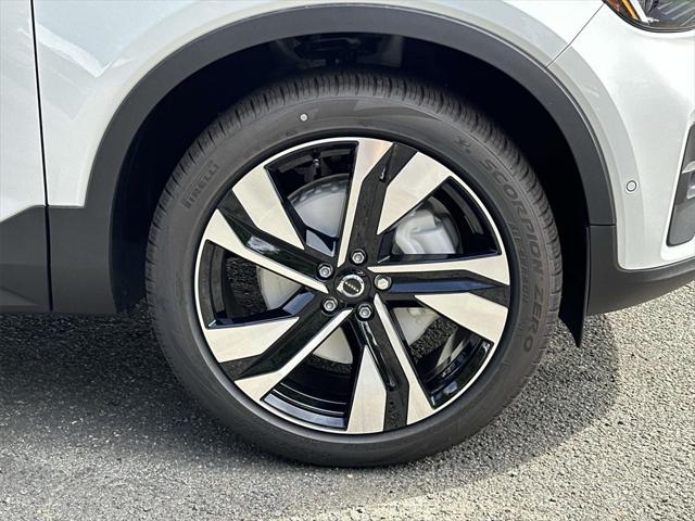 2025 Volvo XC40 B5 Ultra Bright Theme