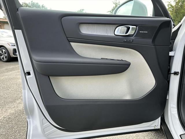 2025 Volvo XC40 B5 Ultra Bright Theme