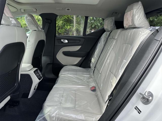 2025 Volvo XC40 B5 Ultra Bright Theme
