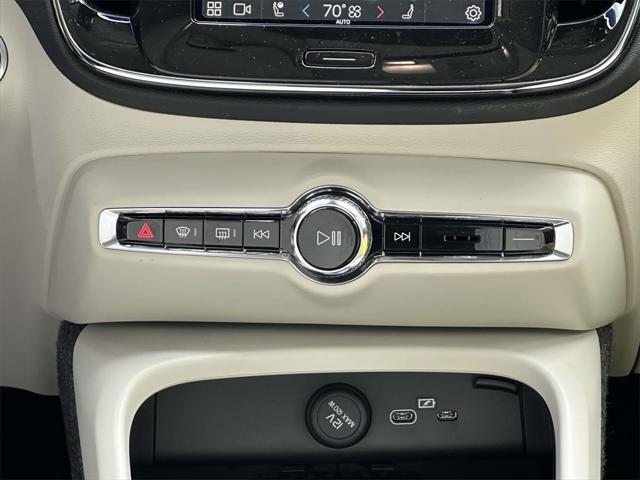 2025 Volvo XC40 B5 Ultra Bright Theme
